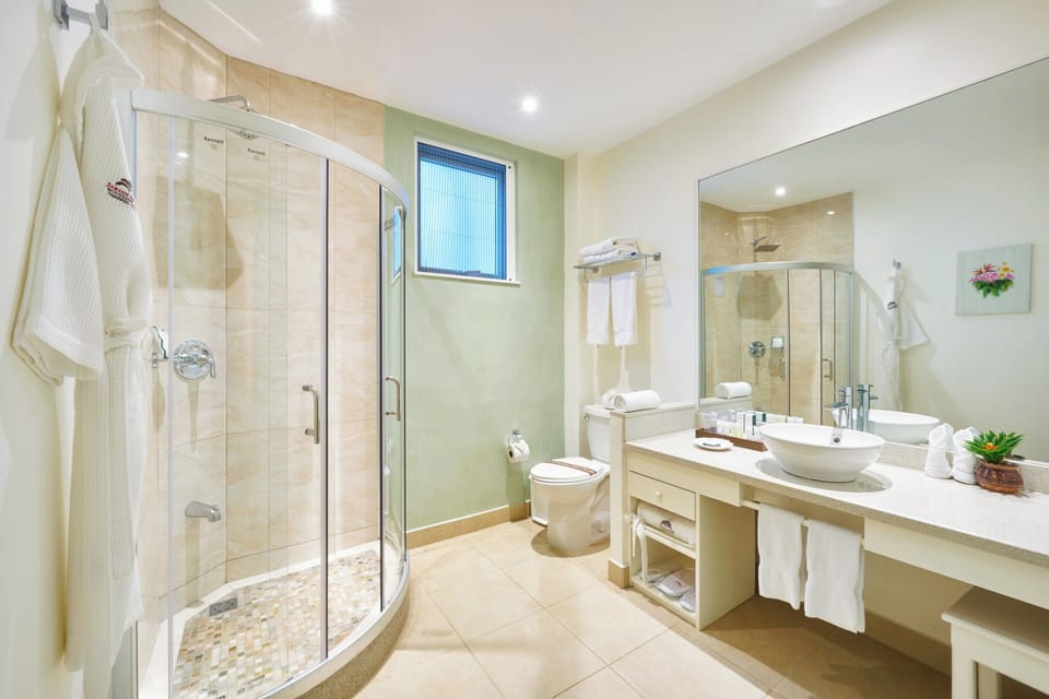 Romantic Room | Bathroom | Shower, free toiletries, hair dryer, bathrobes