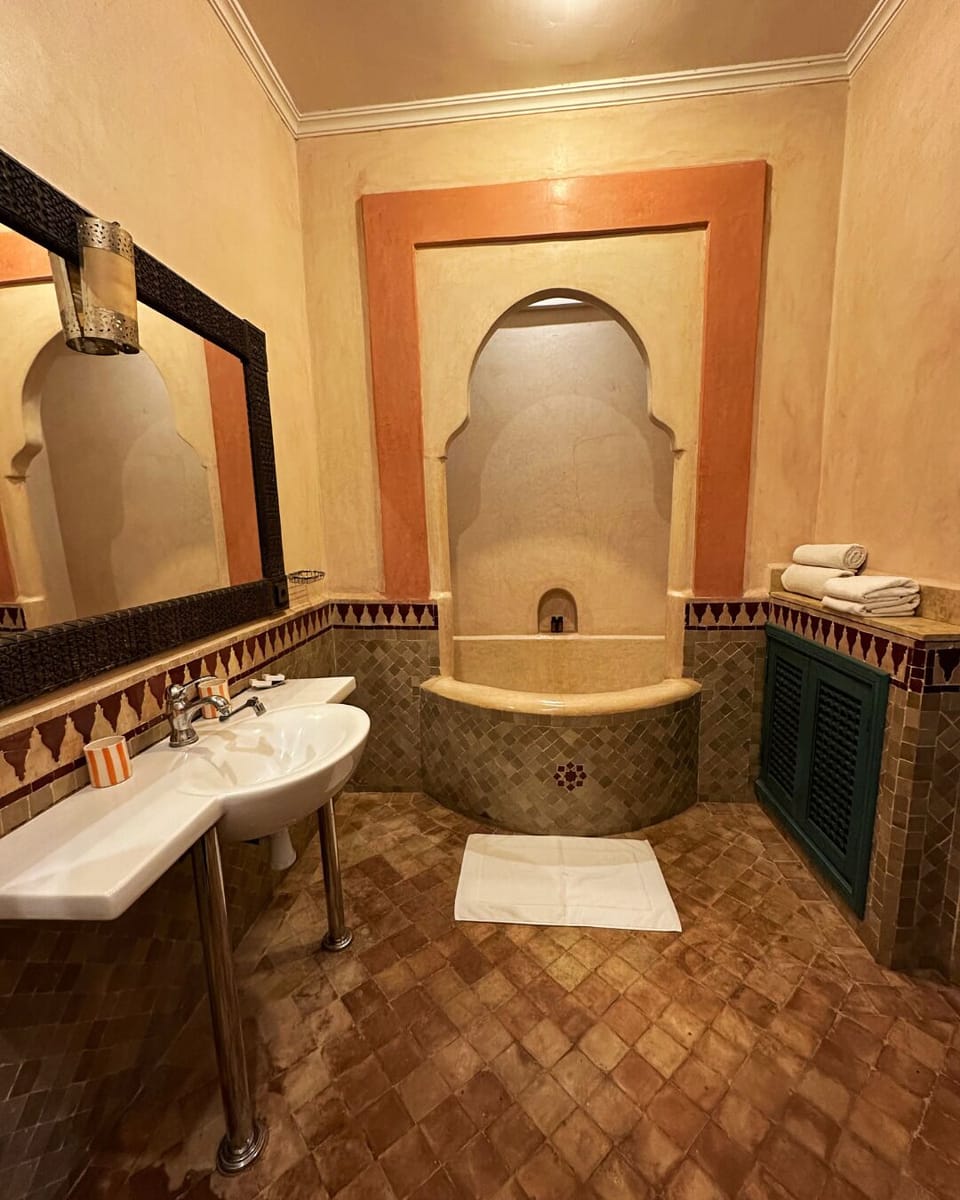 Executive Room | Bathroom | Free toiletries, hair dryer, bathrobes, bidet