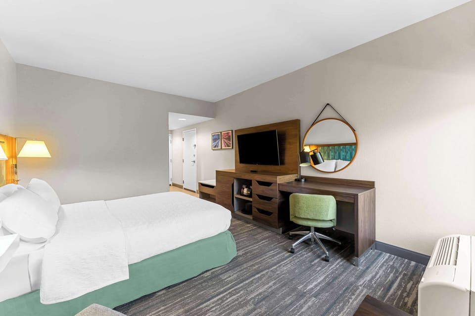 Room, 1 Queen Bed, Accessible, Bathtub | In-room safe, iron/ironing board, free cribs/infant beds