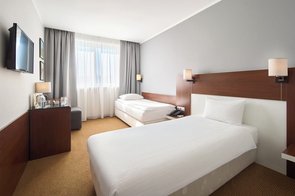 Twin Room, 2 Twin Beds | Hypo-allergenic bedding, in-room safe, desk, laptop workspace