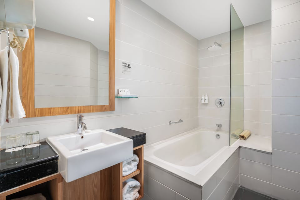 Executive Room, 1 Queen Bed | Bathroom | Free toiletries, hair dryer (on request), slippers, bidet