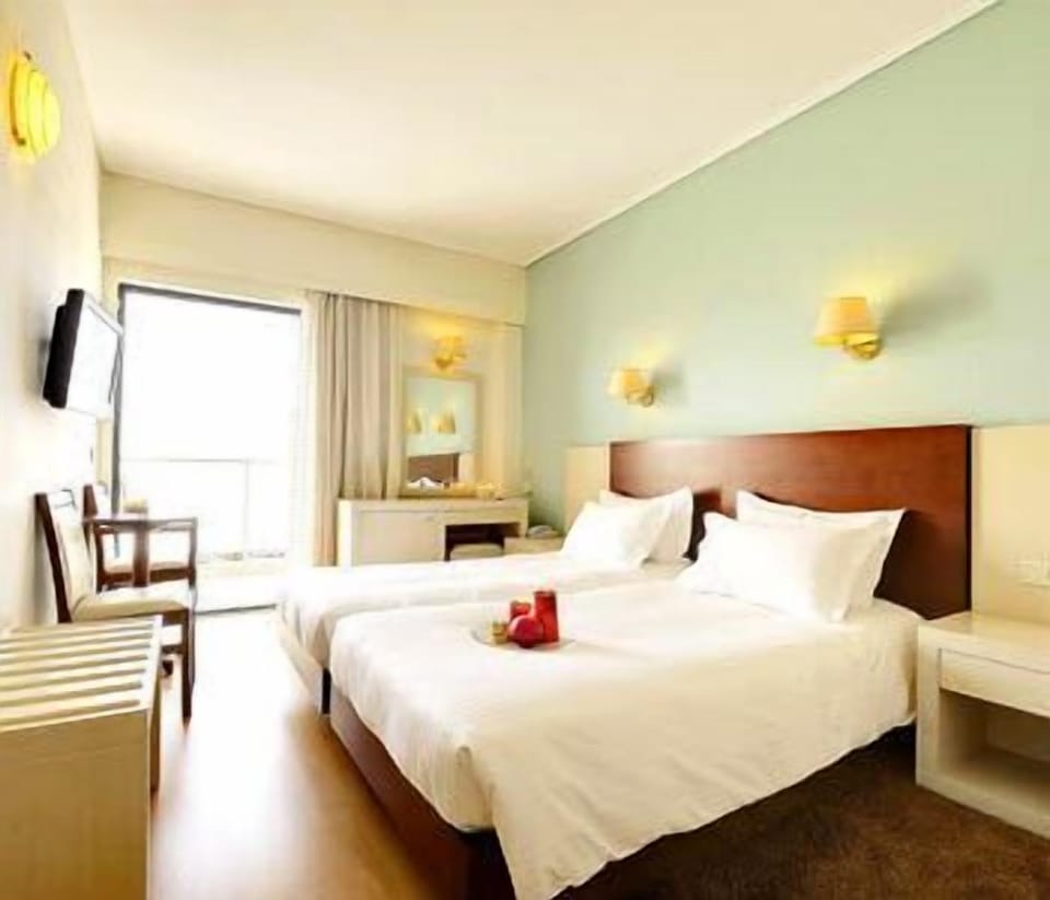 In-room safe, desk, free WiFi