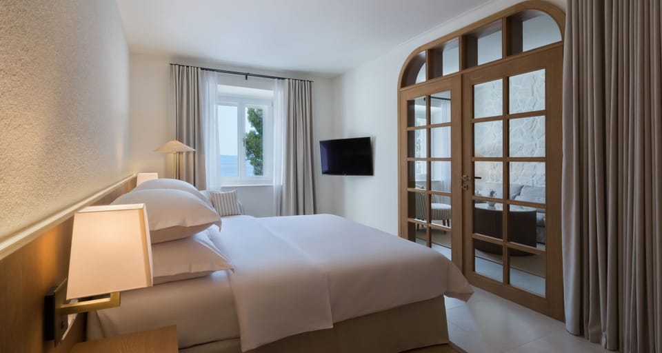 Junior suite Sea side | Premium bedding, minibar, desk, free WiFi