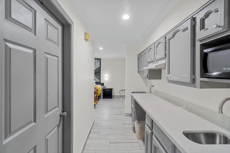 Suite (1 King and 1 Queen bed) | Desk, iron/ironing board (on request), WiFi (free), bed sheets