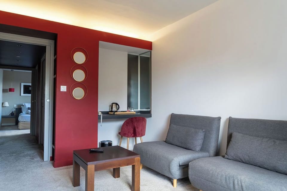 Comfort Suite | Living area | 70-cm flat-screen TV with digital channels, TV