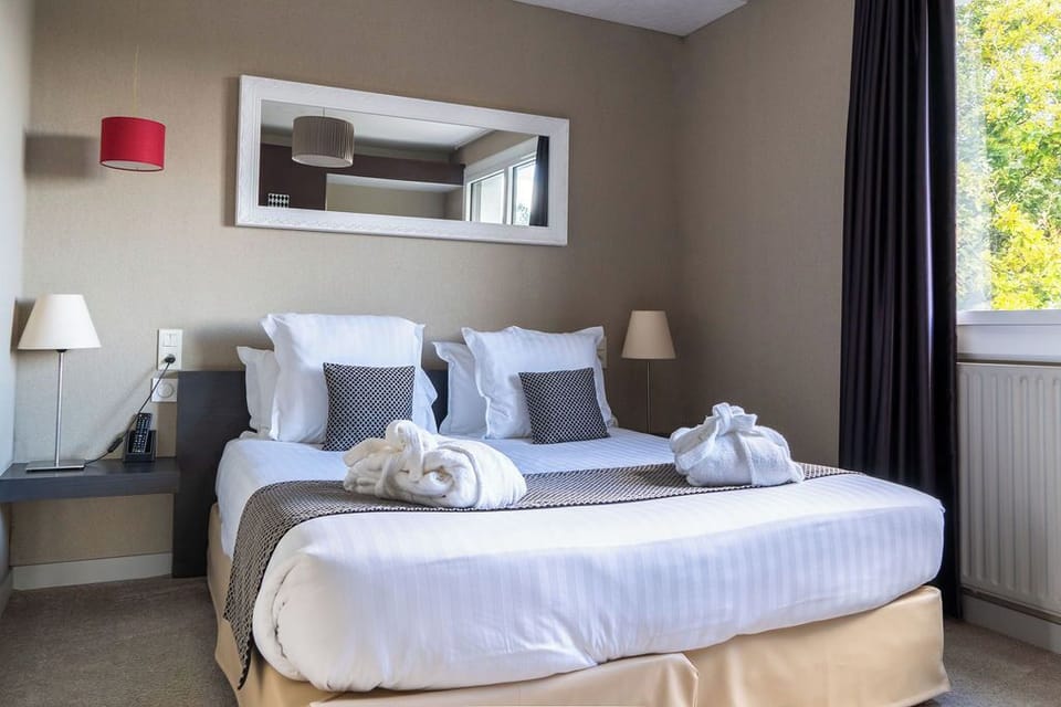 Comfort Suite | Premium bedding, in-room safe, desk, blackout drapes