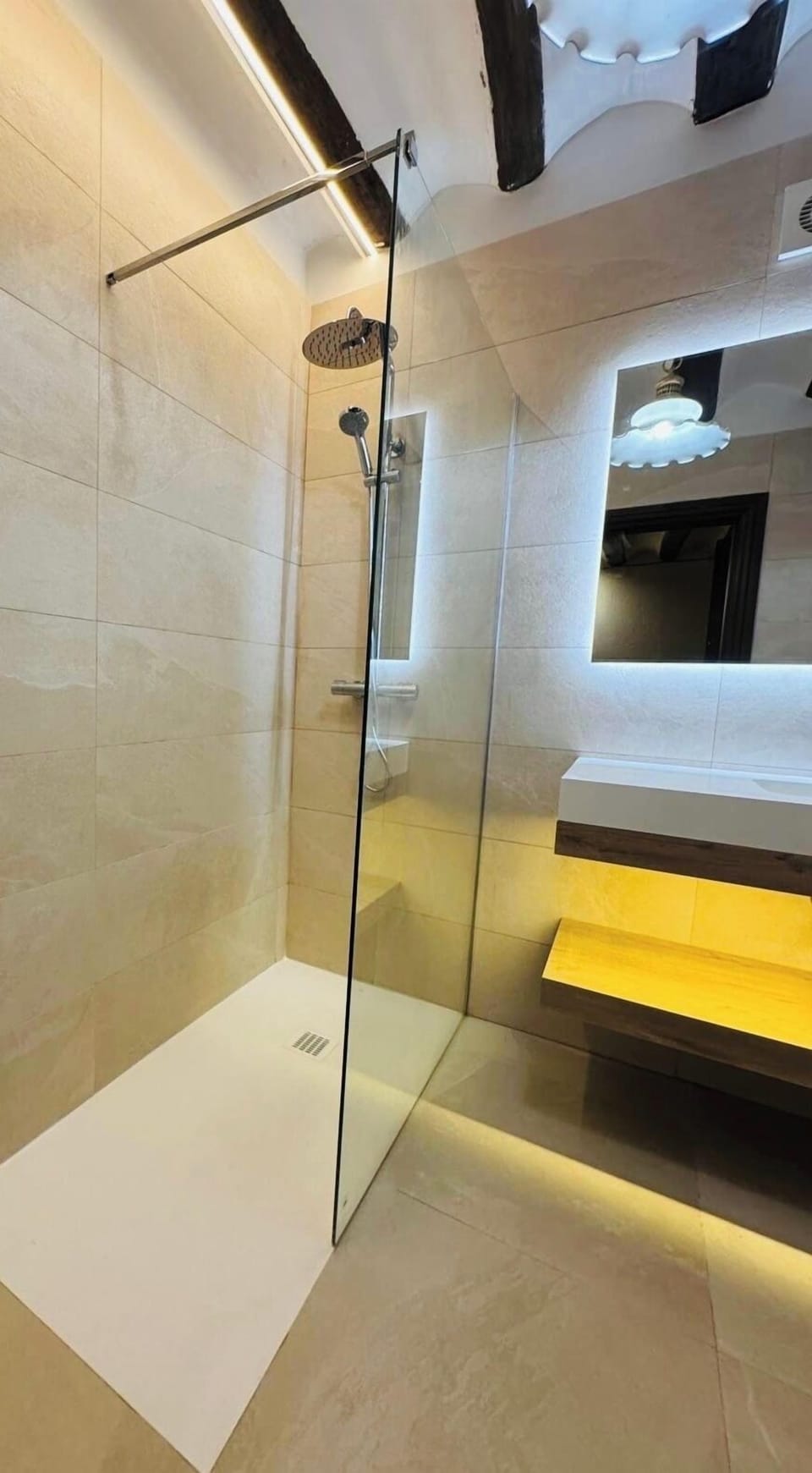 Superior Room, 1 Bedroom (Extra Bed) | Bathroom | Free toiletries, hair dryer, bidet, towels
