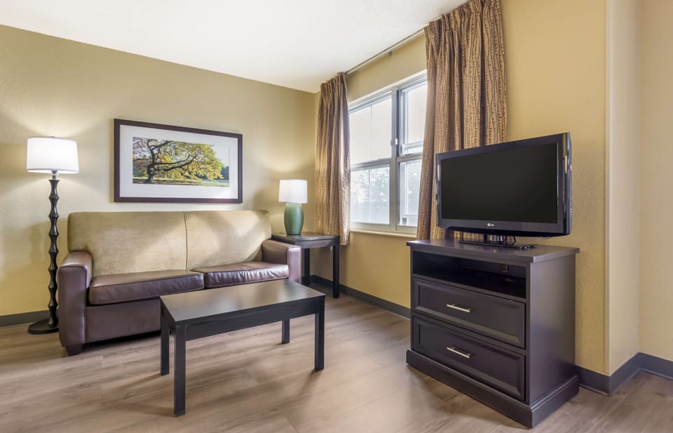 Deluxe Studio, 1 Queen Bed with Sofa bed, Non Smoking | Desk, iron/ironing board, free WiFi, bed sheets