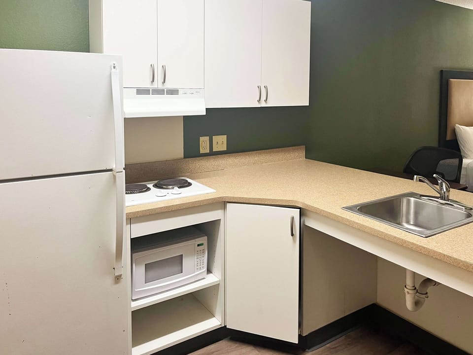 Coffee/tea maker, fridge, microwave, stovetop