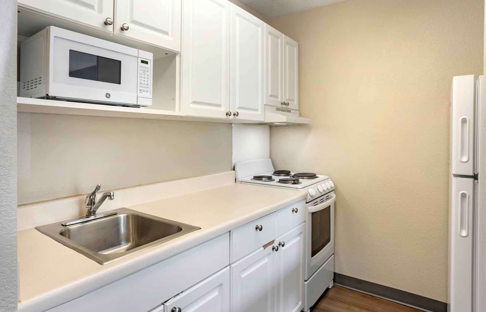 Studio, 1 Queen Bed, Non Smoking | Desk, blackout drapes, iron/ironing board, free WiFi
