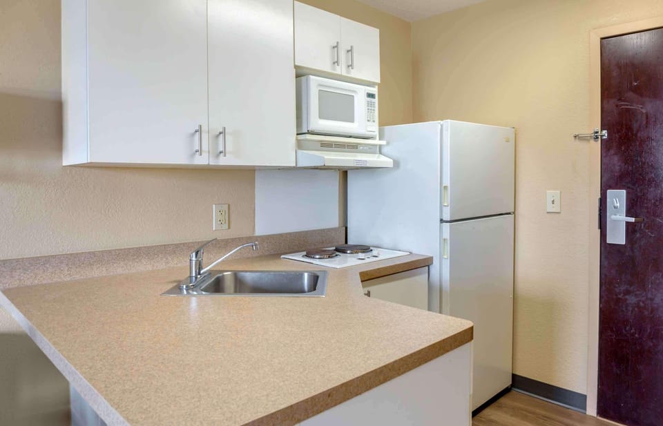 Full-size fridge, microwave, stovetop, coffee/tea maker