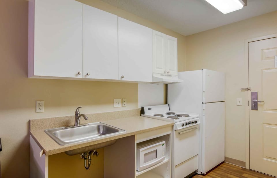 Deluxe Studio, 1 King Bed with Sofa bed, Non Smoking, Kitchen | Private kitchen | Coffee/tea maker, full-size fridge, microwave, stovetop