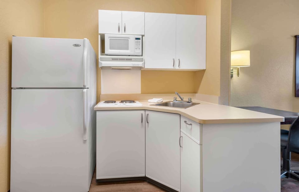 Full-size fridge, microwave, stovetop, coffee/tea maker