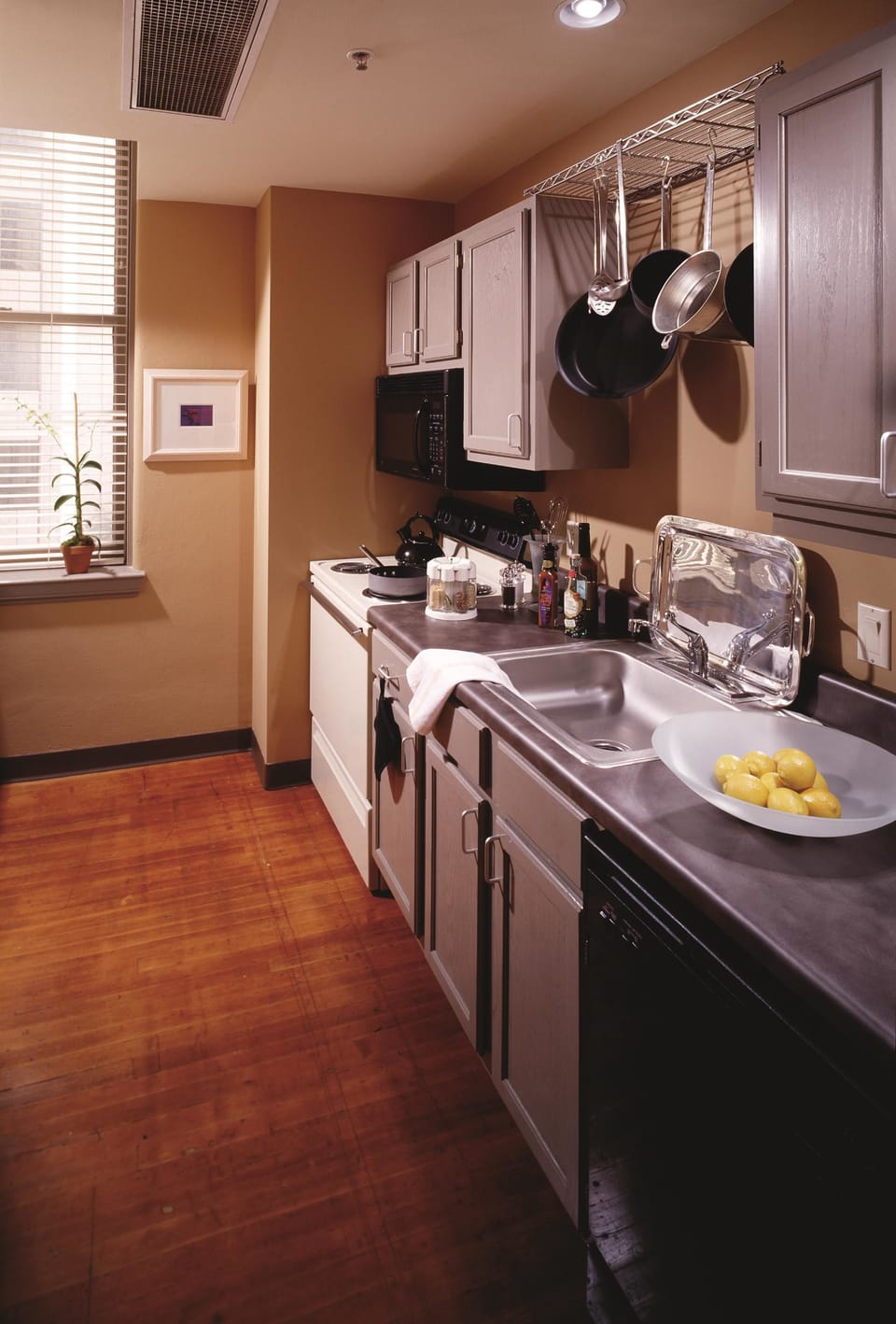 Coffee/tea maker, fridge
