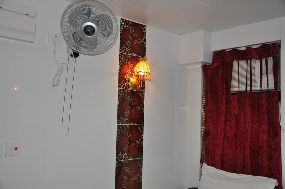 In-room safe, free WiFi, bed sheets