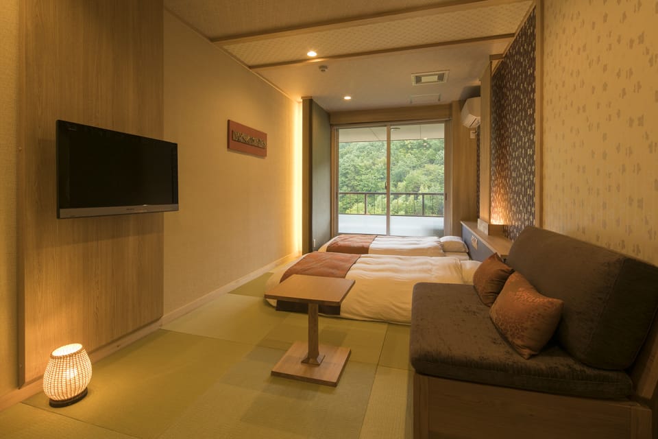 Japanese Style Room,6 Tatami Mats:15 Minutes from Itami Airport by Taxi, Tatoo may not be allowed. | In-room safe, desk, alarm clocks