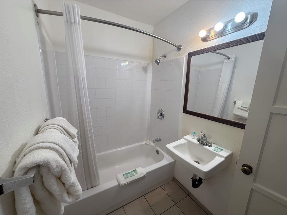 Standard Room, 1 Queen Bed | Bathroom | Combined shower/tub, free toiletries, hair dryer, towels