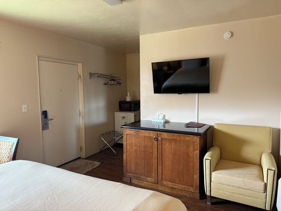 Room, 1 King Bed | Desk, free WiFi, bed sheets