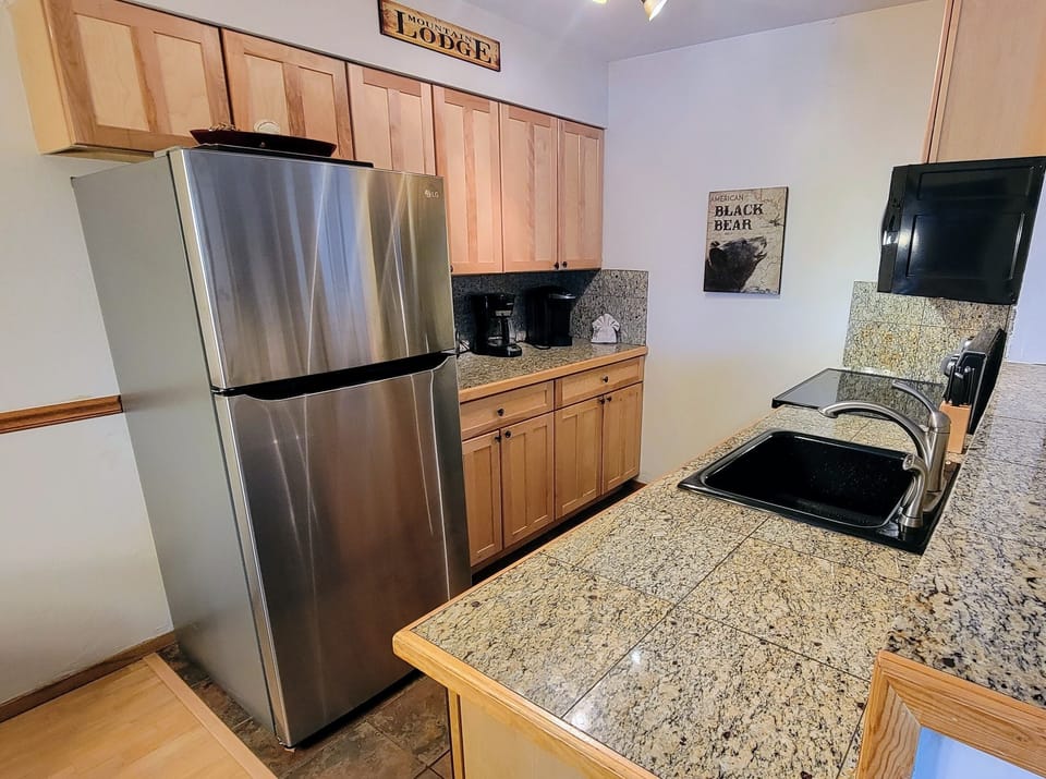 Full Sized, Well-Equipped Kitchen with Granite Tile Countertops