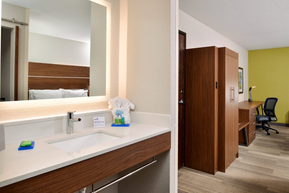 Combined shower/tub, free toiletries, hair dryer, towels