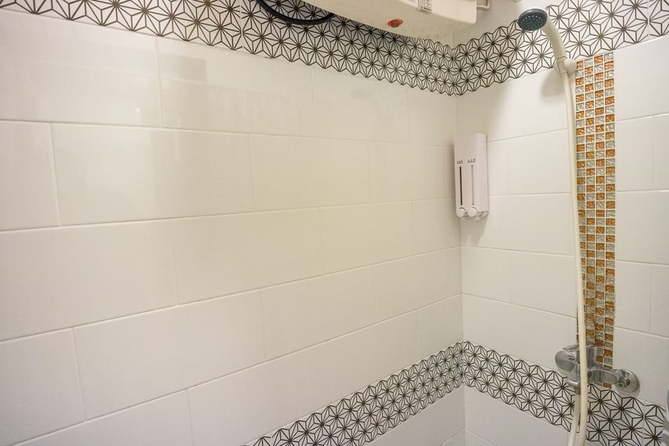 Economy Triple Room, Non Smoking | Bathroom | Shower, hair dryer, slippers