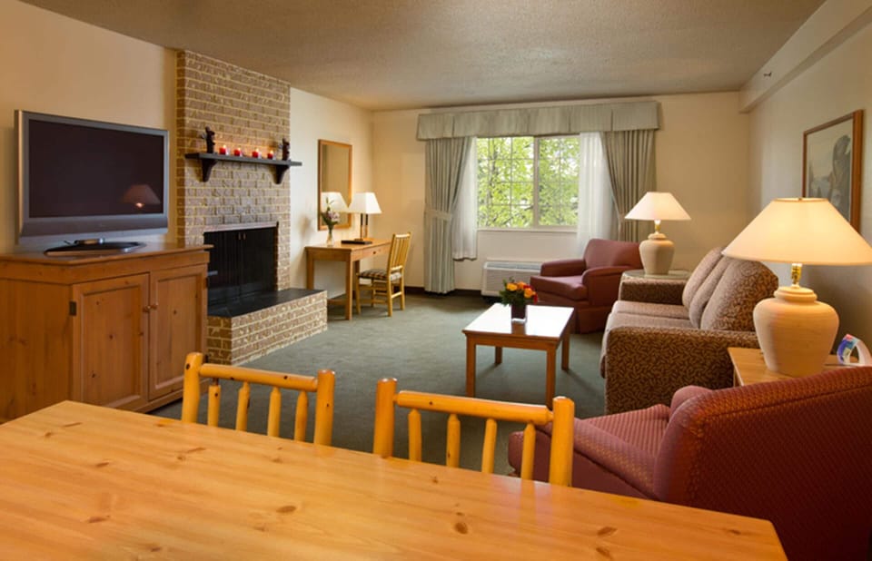 Grand Suite, 1 King Bed, Non Smoking, Kitchen (Coast Premium King Suite) | Dining room