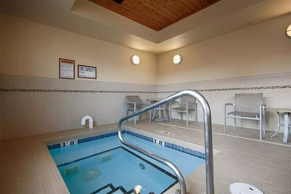 Indoor spa tub