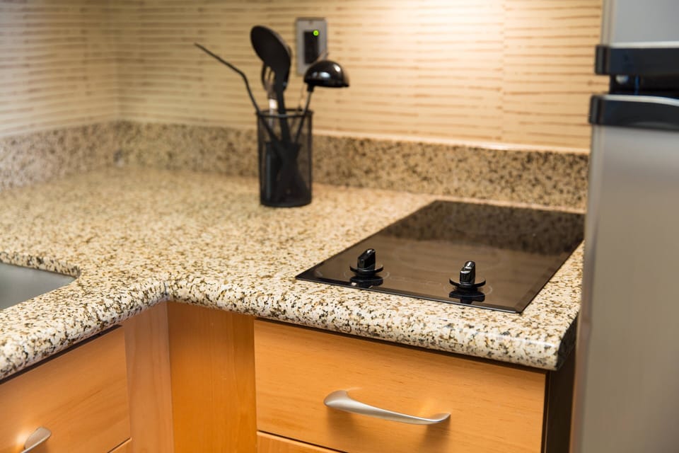 Coffee/tea maker, fridge, microwave, stovetop