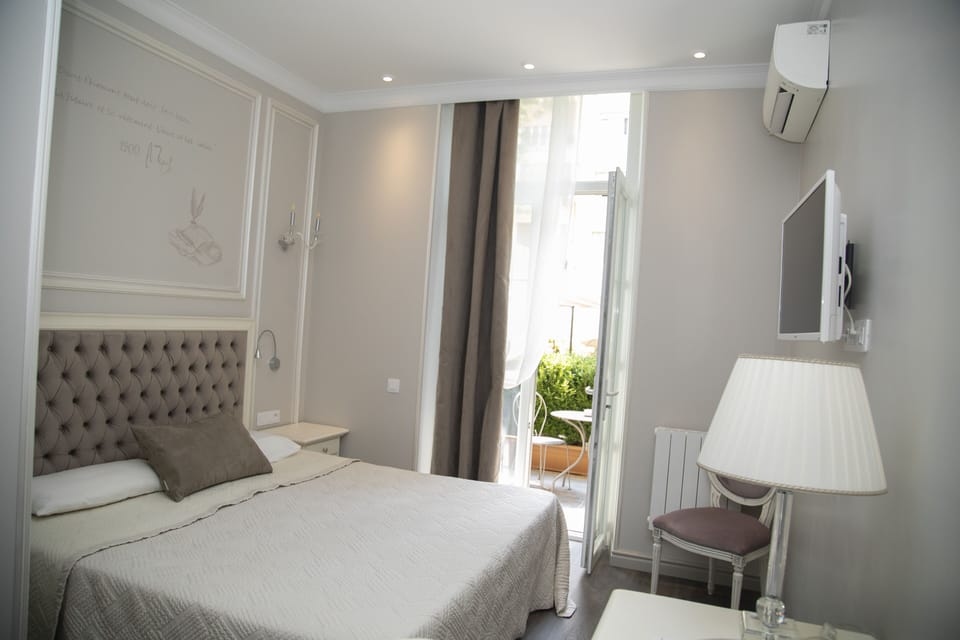 In-room safe, soundproofing, iron/ironing board, free WiFi
