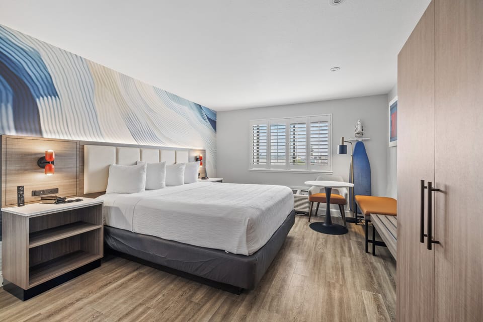 Standard Room, 1 King Bed | In-room safe, desk, laptop workspace, iron/ironing board