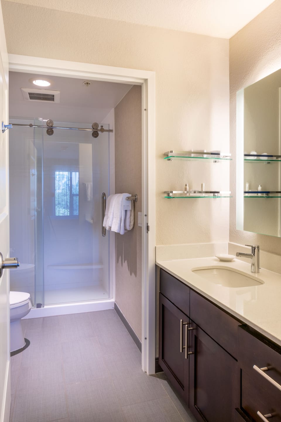 Combined shower/tub, free toiletries, hair dryer, towels