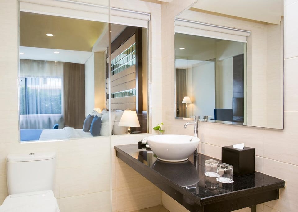 Shower, rainfall showerhead, free toiletries, hair dryer