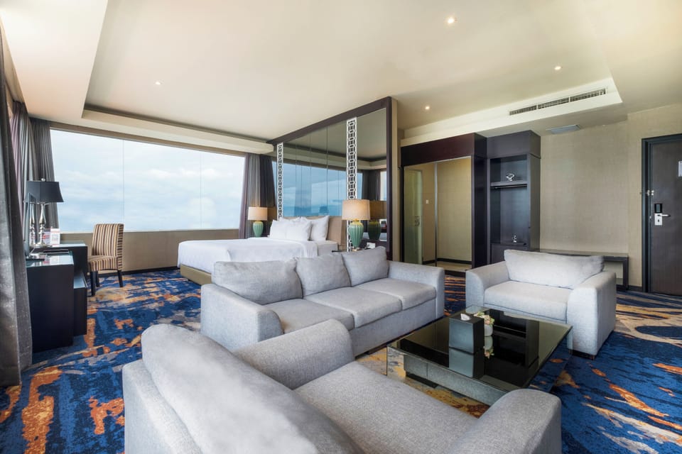 Executive Suite Hotel | Premium bedding, minibar, in-room safe, desk