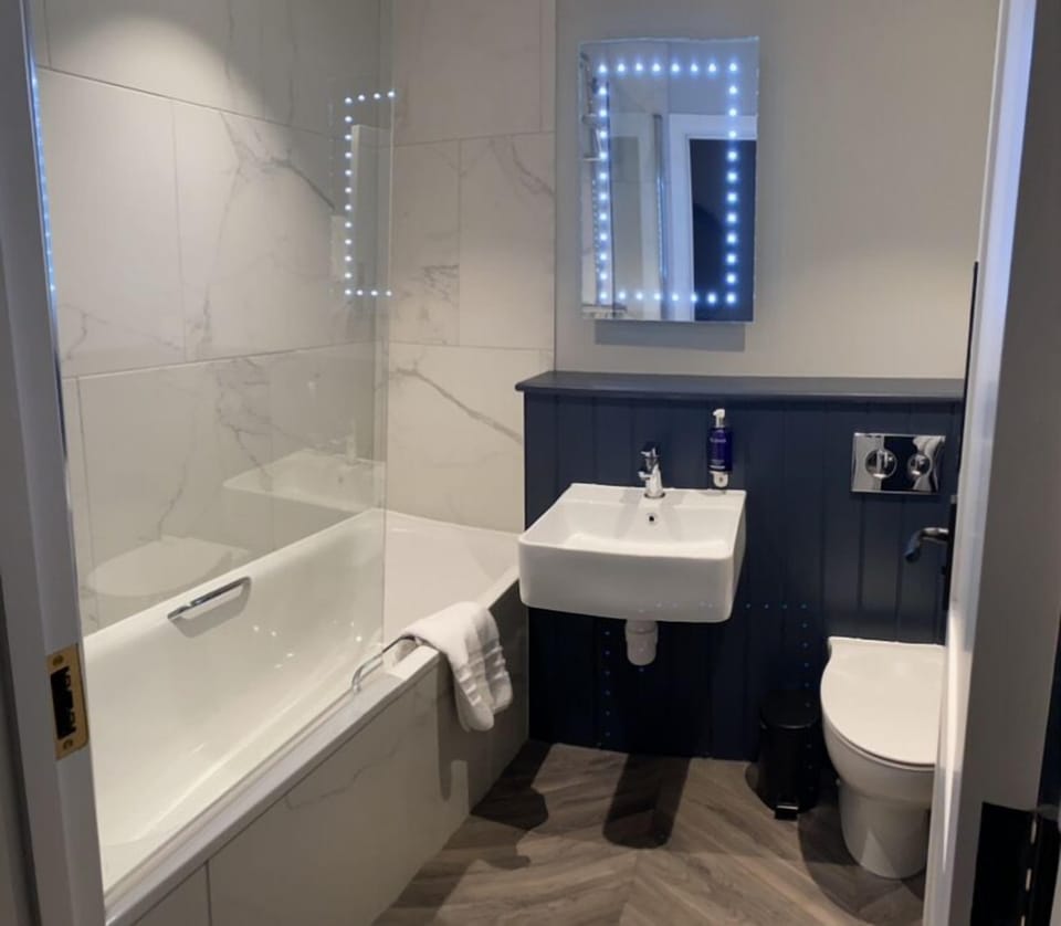 Combined shower/tub, hair dryer, towels
