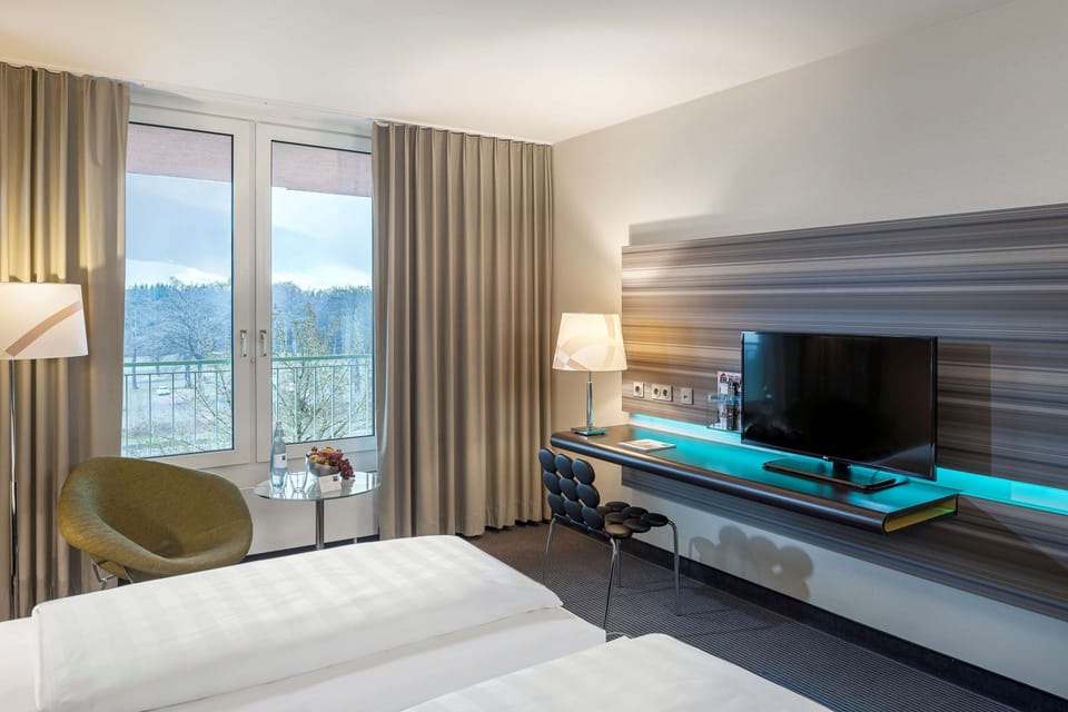 Standard Double or Twin Room | Hypo-allergenic bedding available, in-room safe, desk, blackout drapes