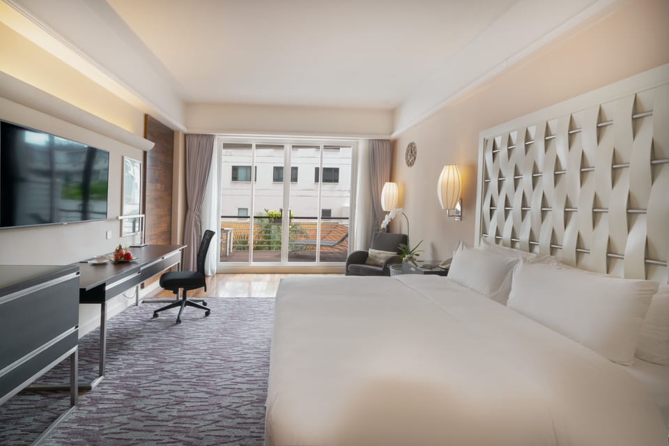 Premier Balcony King | Minibar, in-room safe, individually decorated, individually furnished