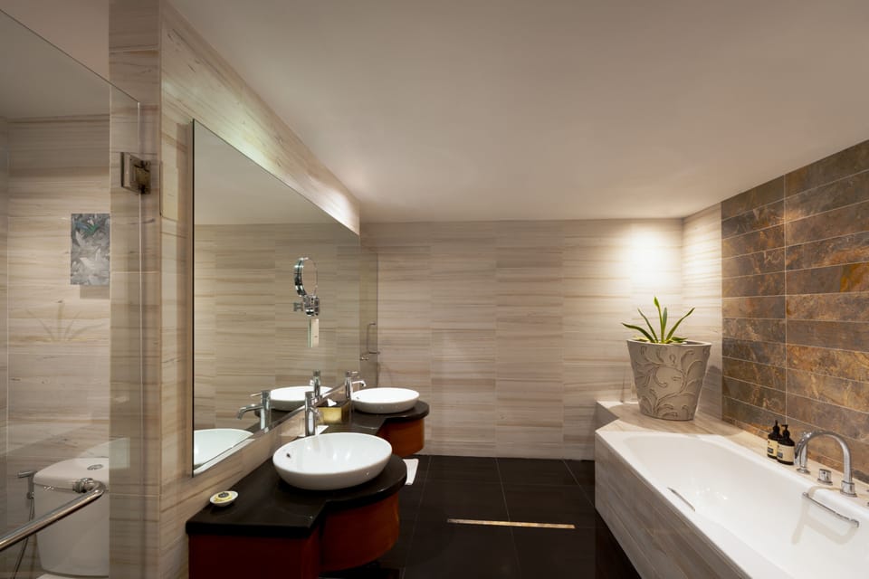 Executive Suite | Bathroom | Shower, free toiletries, hair dryer, slippers