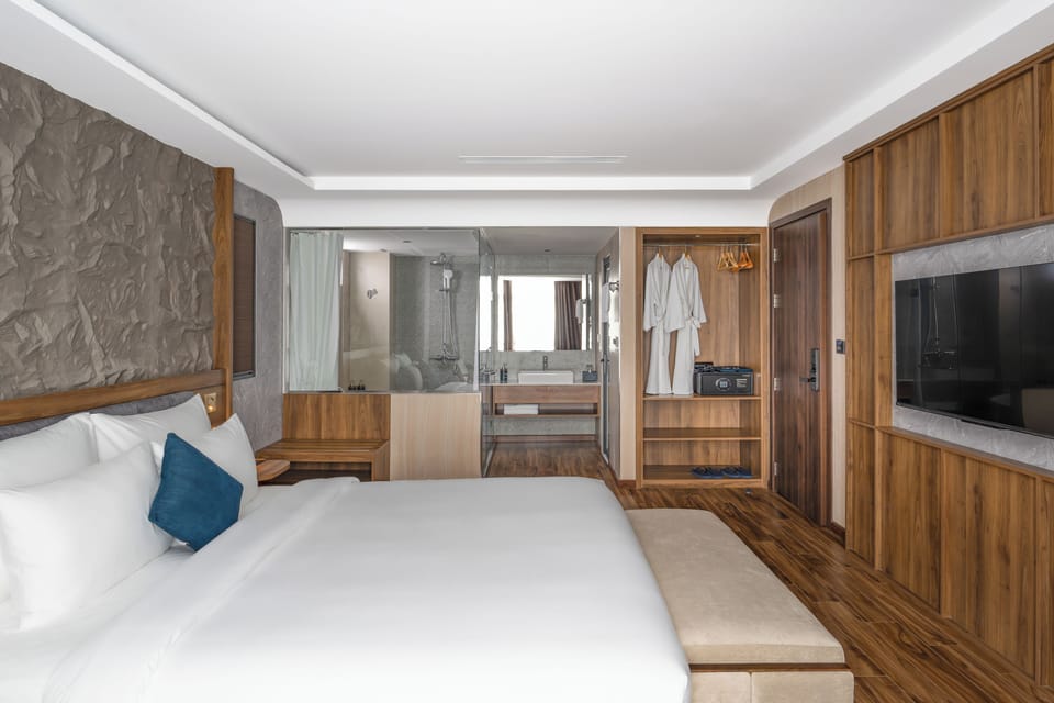 Senior Executive Suite | Premium bedding, Select Comfort beds, minibar, in-room safe
