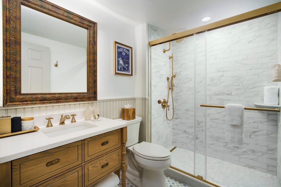 Junior Room, 1 Bedroom, Non Smoking | Bathroom | Free toiletries, hair dryer, towels, soap