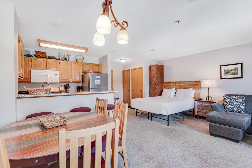 Studio | Living area | TV, DVD player