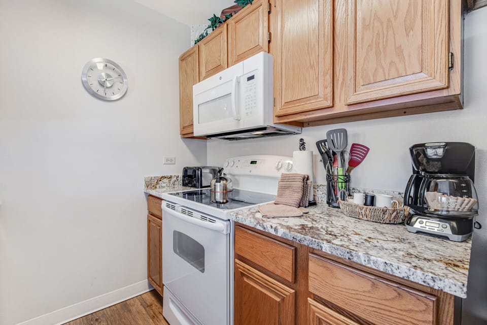 Studio | Private kitchen | Coffee/tea maker, full-size fridge, microwave