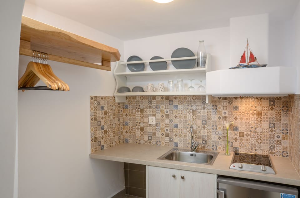 Economy Studio | In-room safe, individually decorated, individually furnished