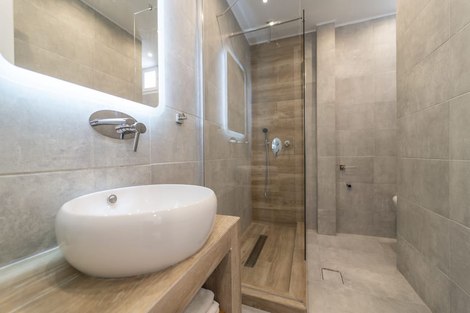 Combined shower/tub, deep soaking tub, designer toiletries, hair dryer