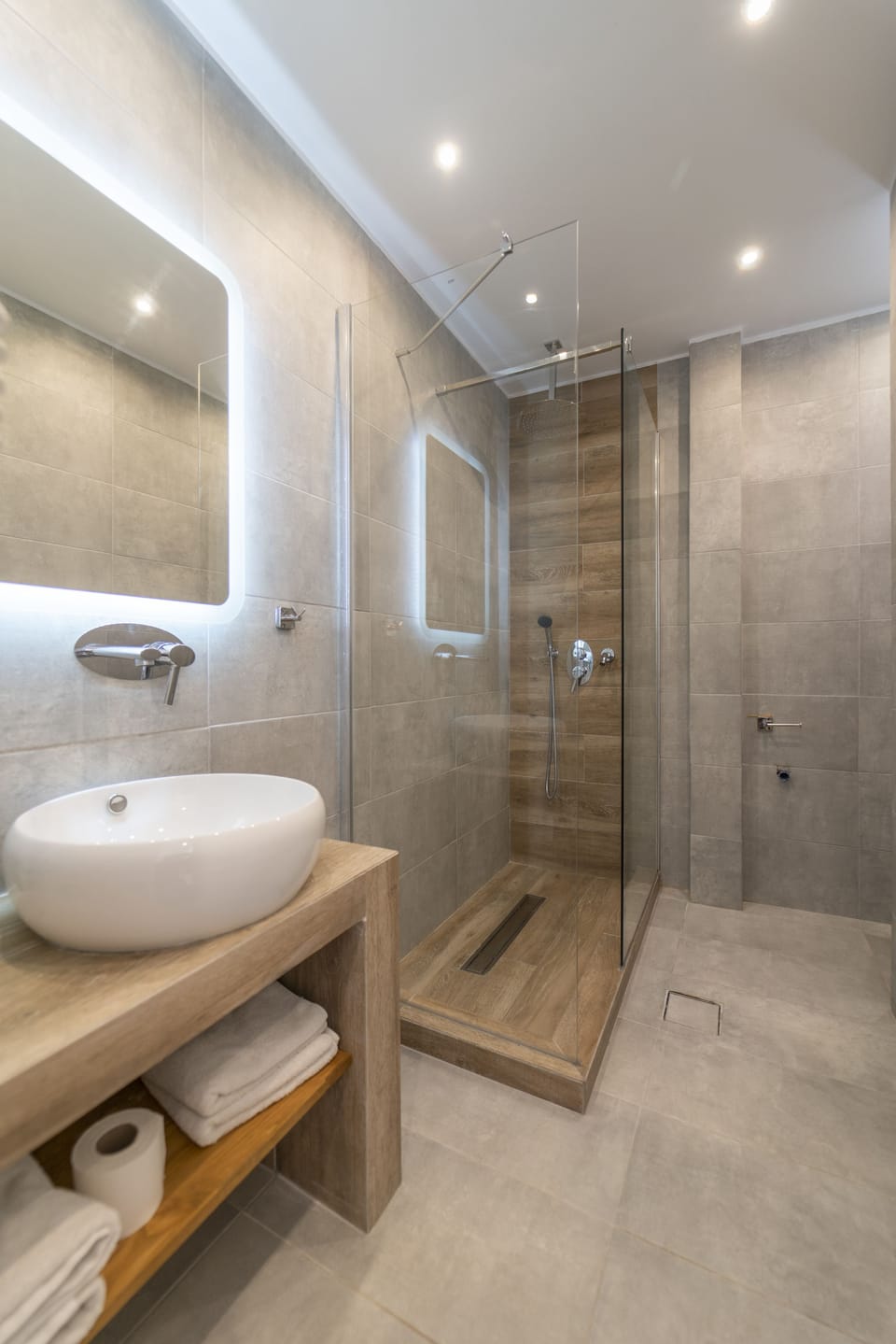 Combined shower/tub, deep soaking tub, designer toiletries, hair dryer