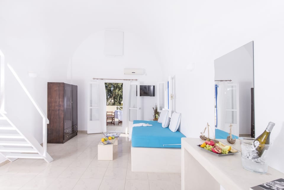 Honeymoon Villa, Jetted Tub, Sea View | Living room | 21-inch plasma TV with digital channels, TV