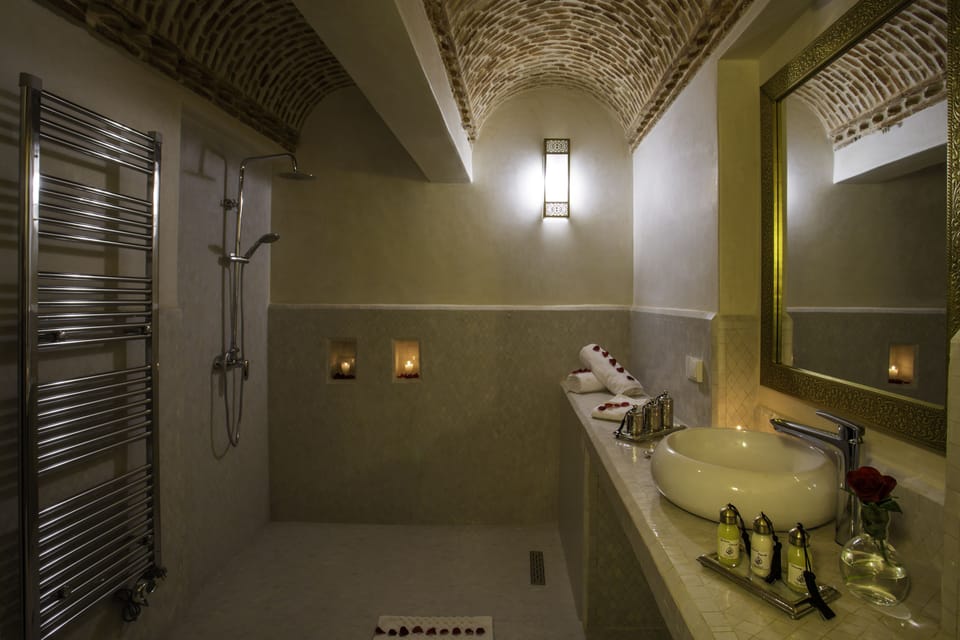 Shower, hair dryer, bathrobes, slippers