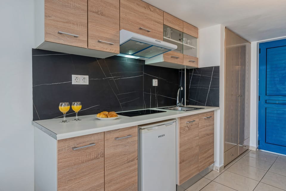 Fridge, stovetop, coffee/tea maker, electric kettle