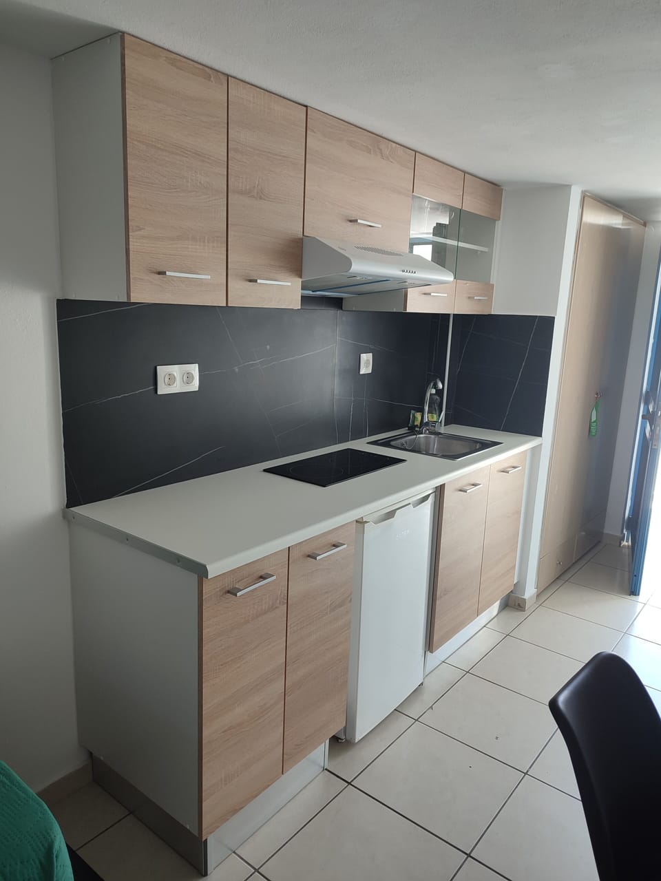 Fridge, stovetop, coffee/tea maker, electric kettle