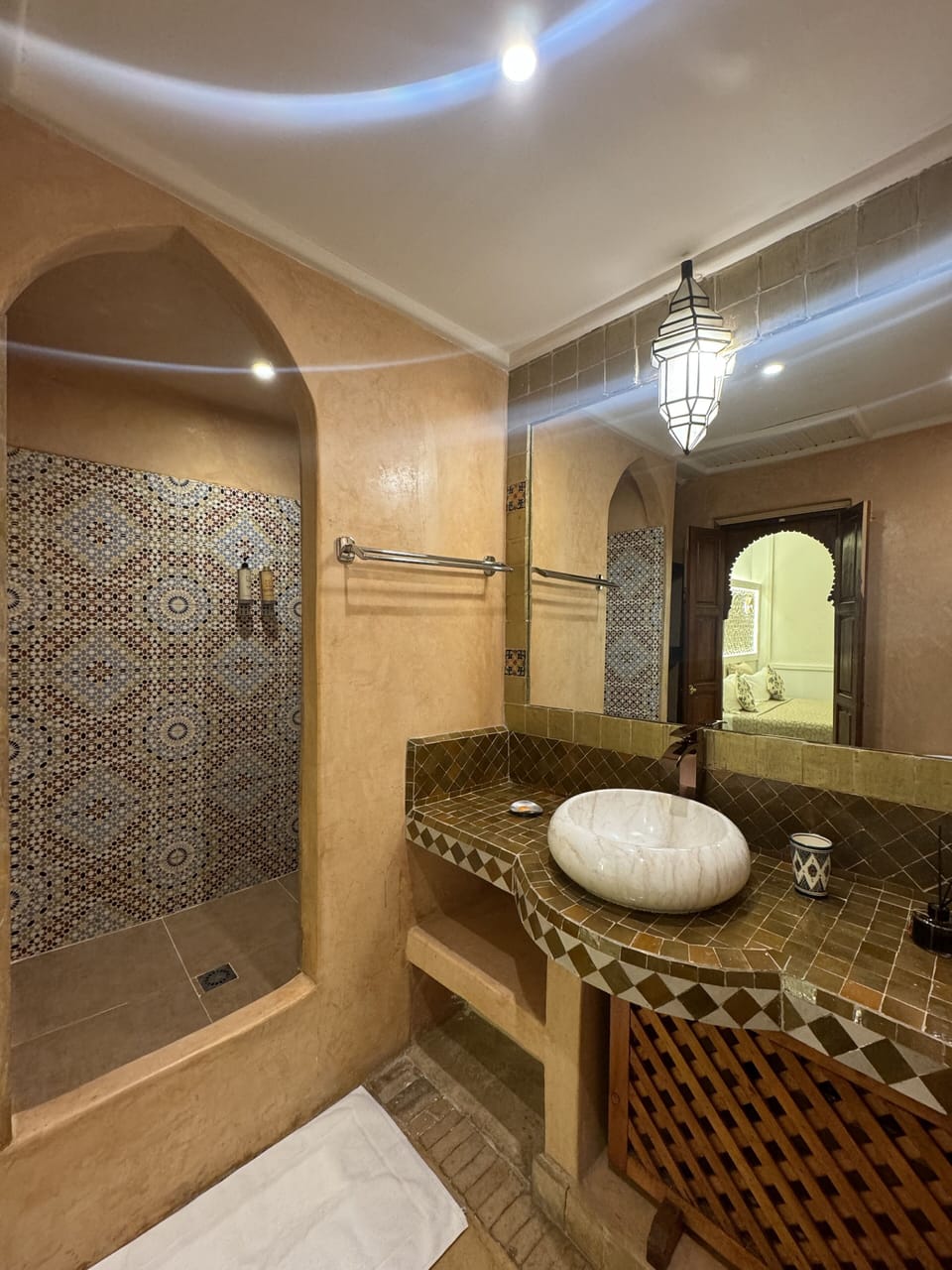 Superior Suite | Bathroom | Shower, free toiletries, hair dryer, towels