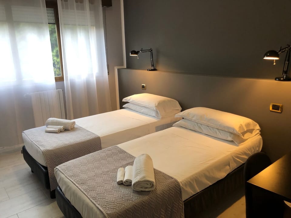 Economy Double Room | Minibar, in-room safe, desk, soundproofing